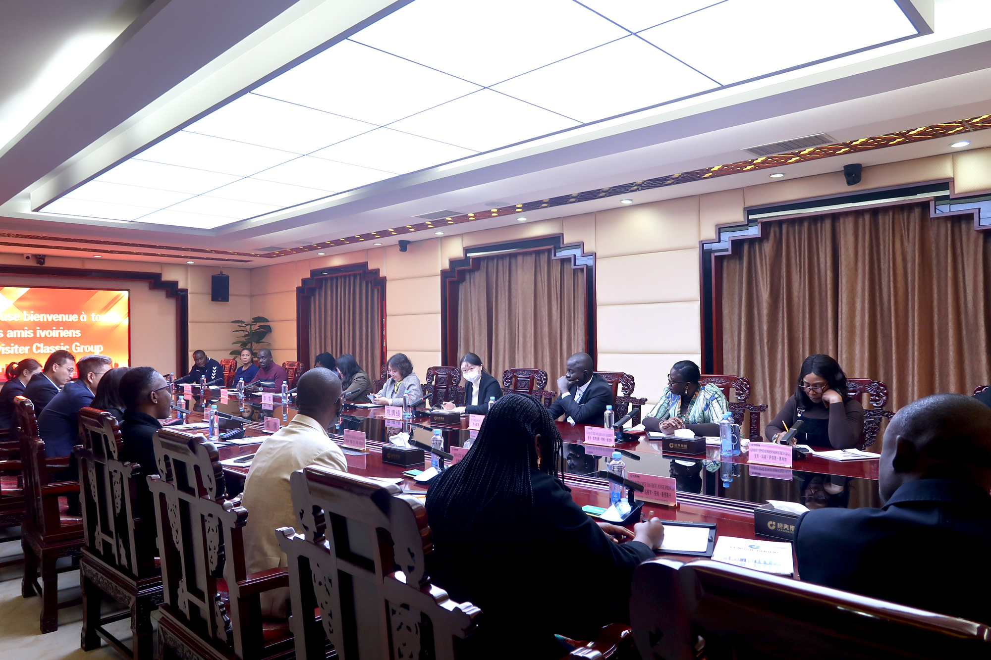 遇见经典，，，共筑优美｜科特迪瓦中高级外交官研修班莅临经典集团旅行交流